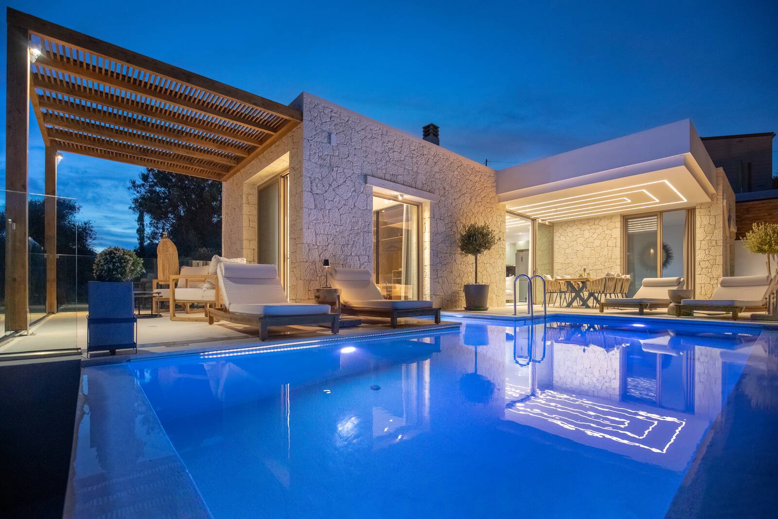 sunnsalt villa exterior pool corfu 13