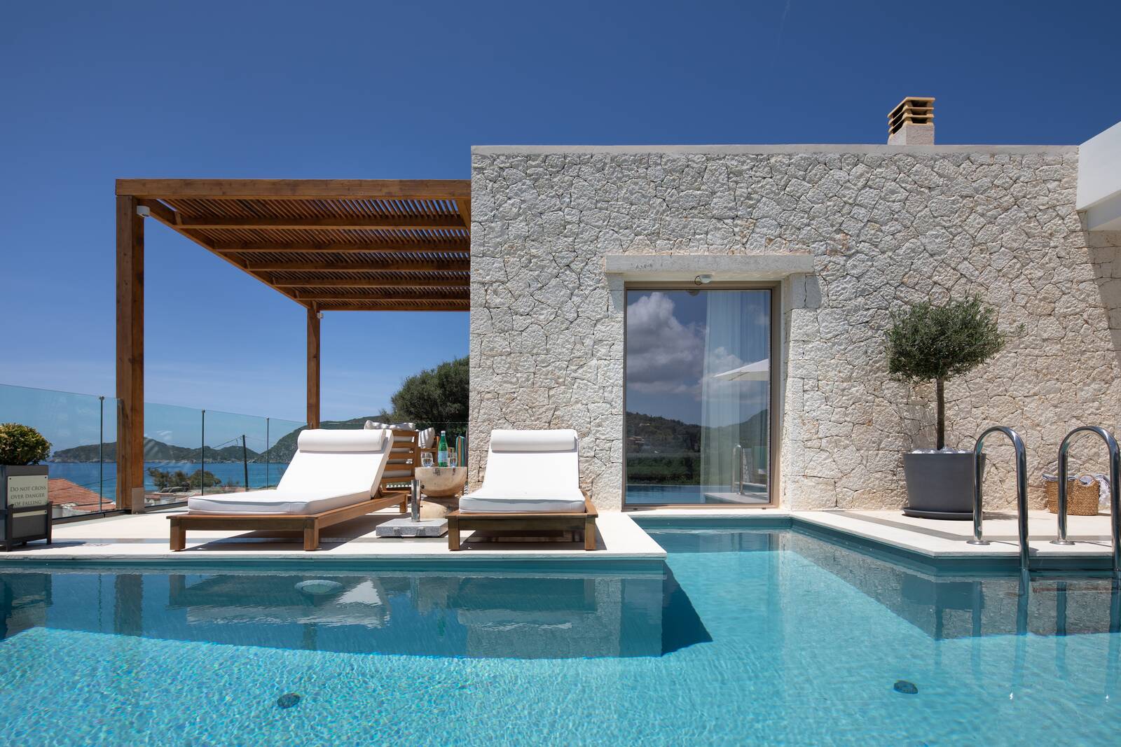 sunnsalt villa exterior pool corfu 5